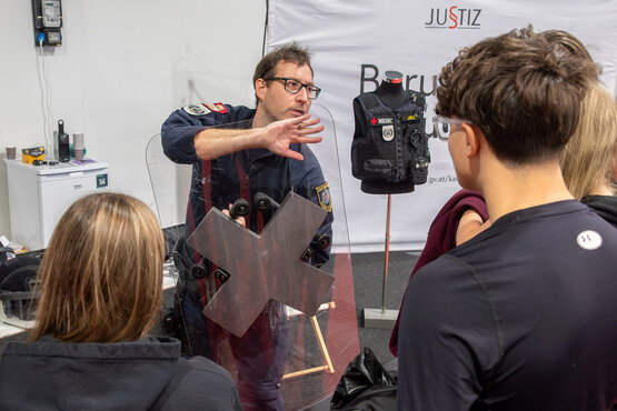 Justizwachebeamte auf der Innsbrucker Herbstmesse | © Congress Messe Innsbruck Justizwachebeamte auf der Innsbrucker Herbstmesse | © Congress Messe Innsbruck