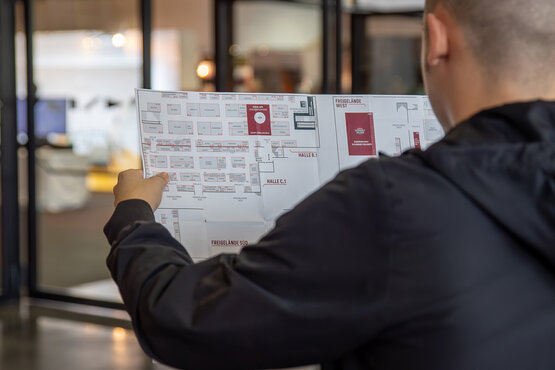 Besucher mit Plan auf der Innsbrucker Herbstmesse | © Congress Messe Innsbruck